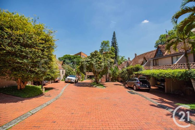 Casa de 4 alcobas en venta en El Poblado, Envigado, 209 m² · foto 3 de 21