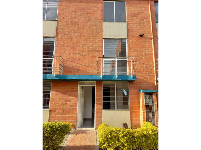 Casa de 3 alcobas en venta en Conjunto Residencial Zaragoza Ii, Madrid, 72 m² · foto 3 de 11