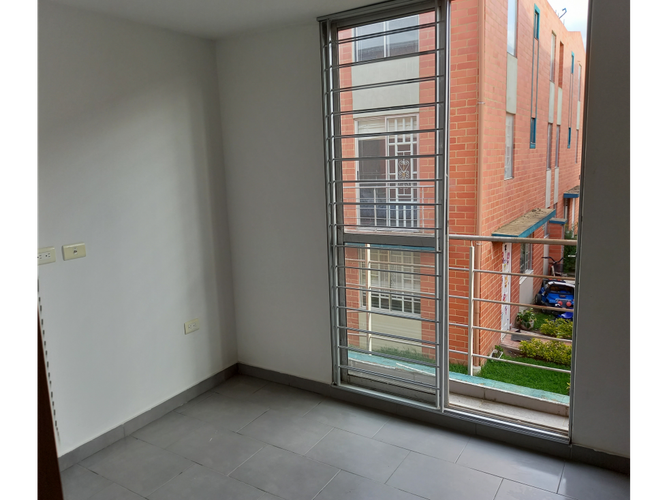 Casa de 3 alcobas en venta en Conjunto Residencial Zaragoza Ii, Madrid, 72 m² · foto 8 de 11