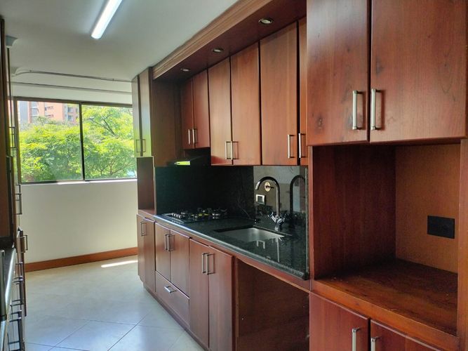 Apartamento de 3 alcobas en arriendo en El Poblado, Medellín, 184 m² · foto 2 de 18