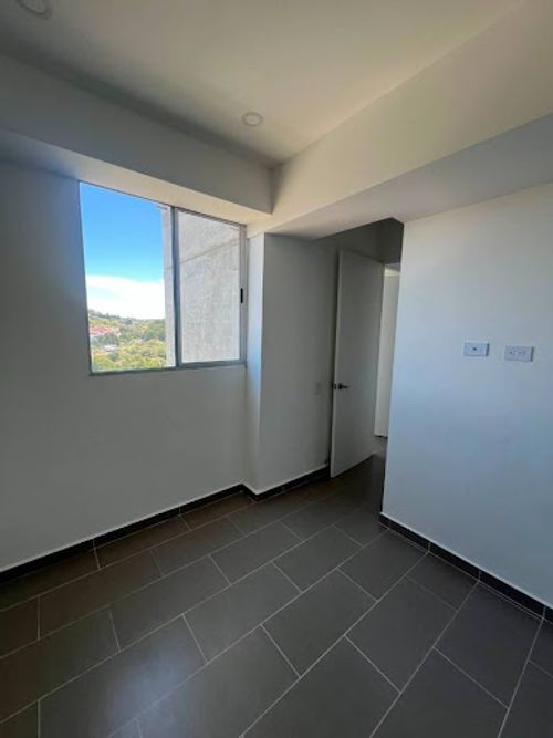 Apartamento de 2 alcobas en venta en Cuatro Esquinas, Rionegro, 51 m² · foto 2 de 16
