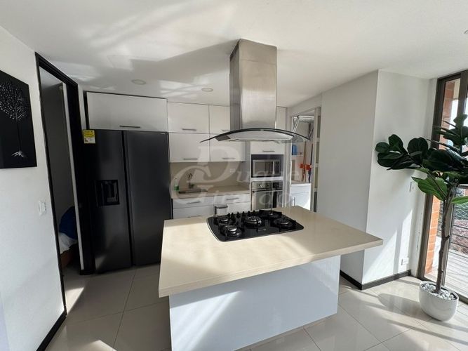 Apartamento de 3 alcobas en arriendo en Castropol, Medellín, 158 m² · foto 3 de 23