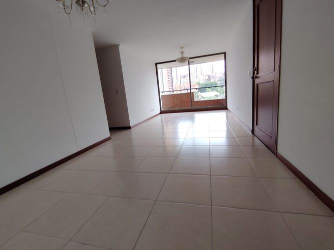Apartamento de 3 alcobas en arriendo en Los Balsos, Medellín, 120 m² · foto 3 de 24