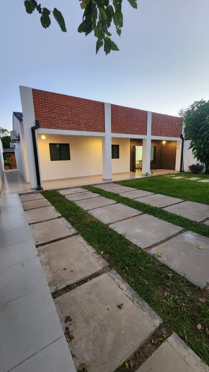 EN VENTA HERMOSA  CASA CON 4 DORMITORIOS + AREA DE SERVICIO EN SAN BERNARDINO — foto 2