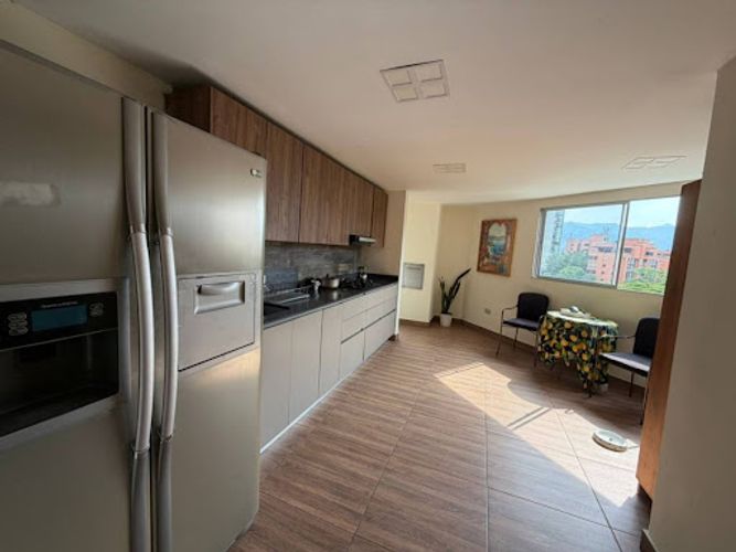 Apartamento de 4 alcobas en arriendo en Milla De Oro, Medellín, 220 m² · foto 2 de 18