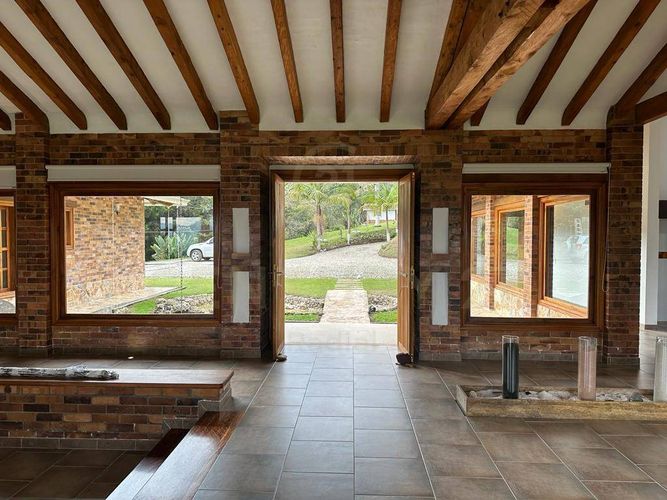 Casa de 5 alcobas en venta en Guayabito, Rionegro, 350 m² · foto 2 de 19