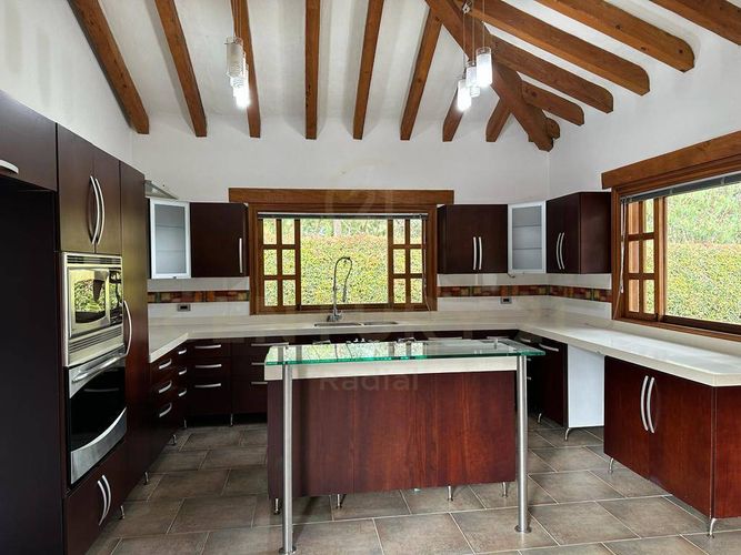 Casa de 5 alcobas en venta en Guayabito, Rionegro, 350 m² · foto 5 de 19