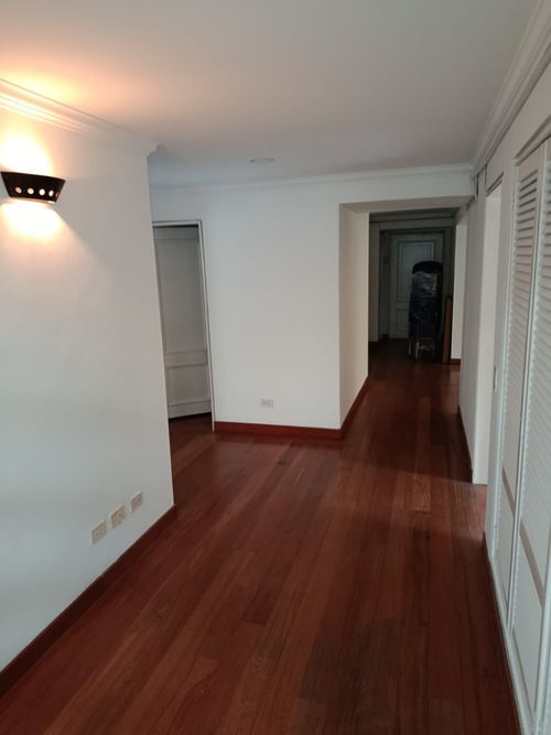 Apartamento de 3 alcobas en venta en Chicó Reservado, Bogotá, 200 m² · foto 3 de 14
