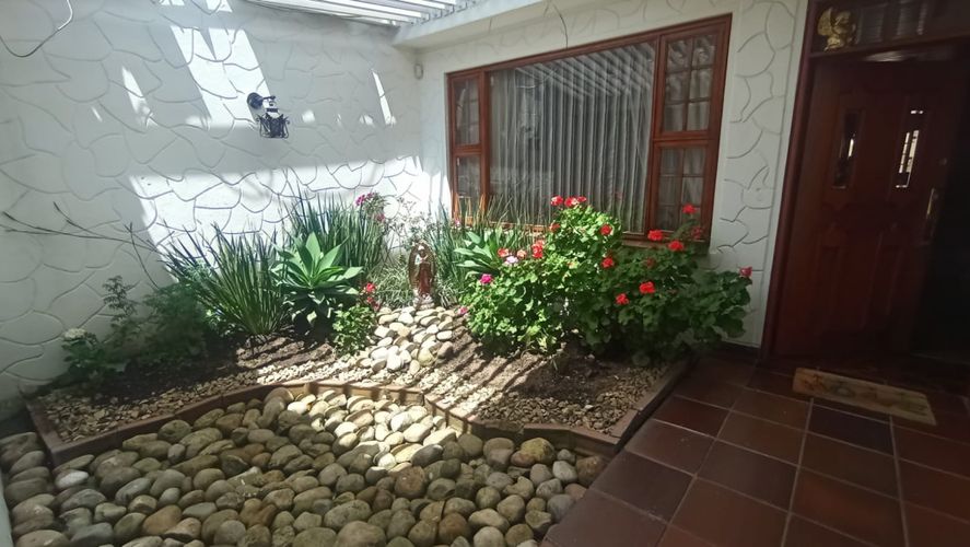 Casa de 3 alcobas en venta en Santa Barbara Occidental, Bogotá, 414 m² · foto 2 de 16
