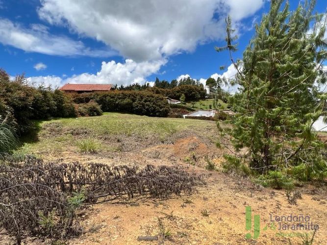 Lote en venta en Loma Del Escobero, Envigado, 2854 m² · foto 2 de 11