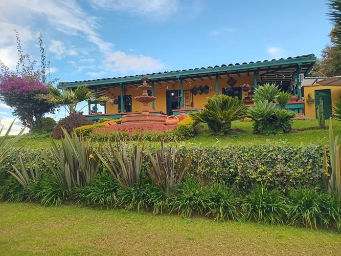 Casa de 3 alcobas en venta en Santa Elena, Medellín · foto 2 de 24