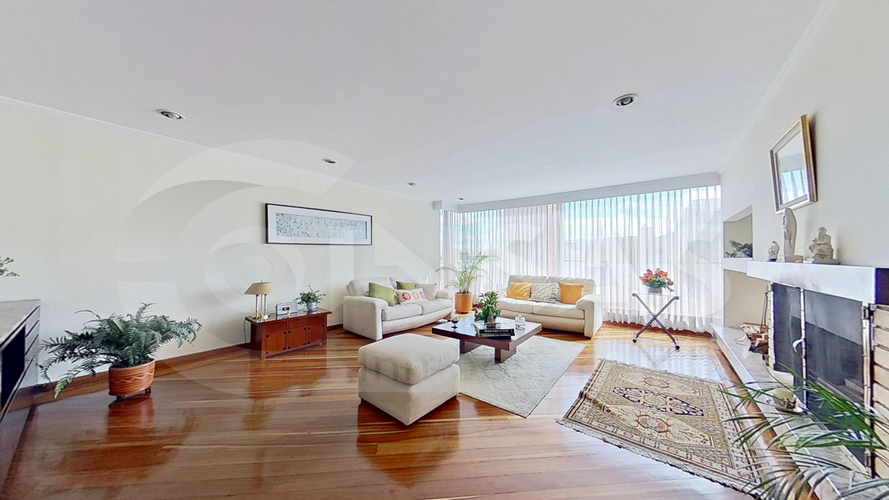 Apartamento de 3 alcobas en venta en Santa Barbara Central, Bogotá, 218 m² · foto 2 de 24