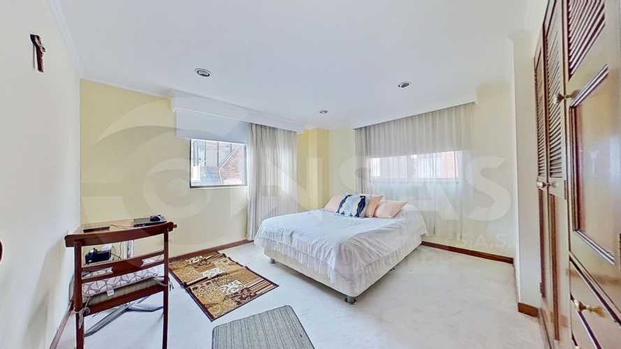 Apartamento de 3 alcobas en venta en Santa Barbara Central, Bogotá, 218 m² · foto 3 de 24
