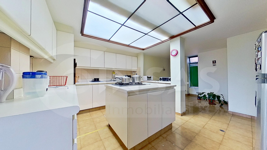 Apartamento de 3 alcobas en venta en Santa Barbara Central, Bogotá, 218 m² · foto 8 de 24