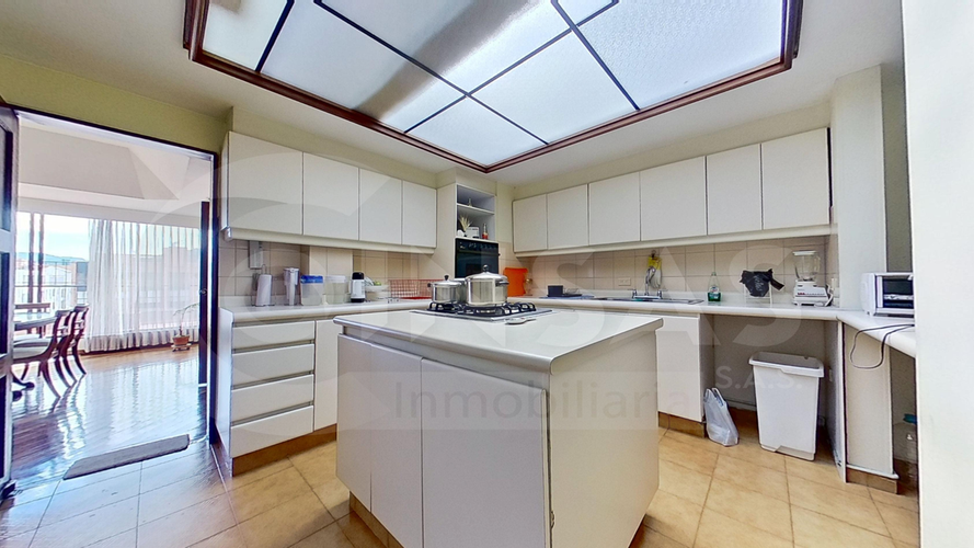 Apartamento de 3 alcobas en venta en Santa Barbara Central, Bogotá, 218 m² · foto 9 de 24