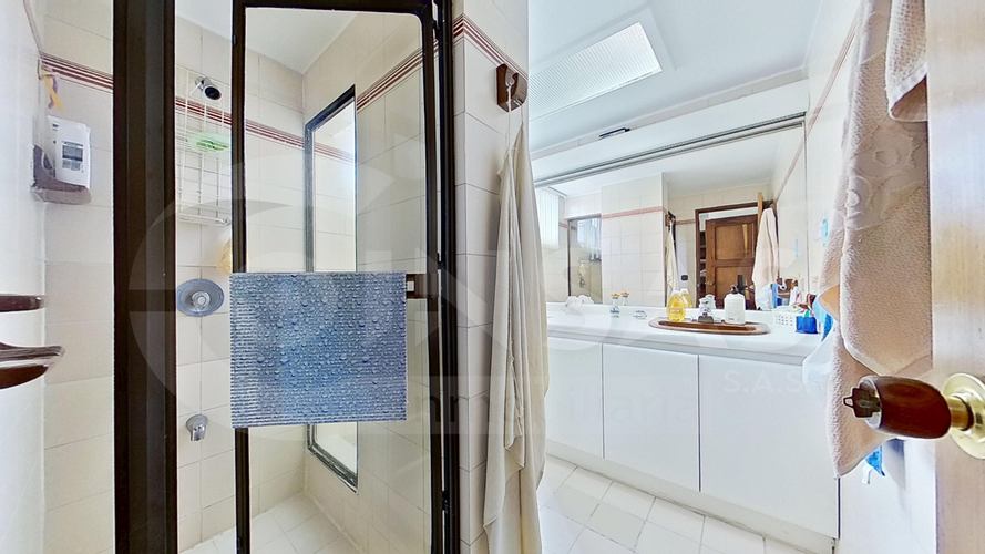 Apartamento de 3 alcobas en venta en Santa Barbara Central, Bogotá, 218 m² · foto 15 de 24