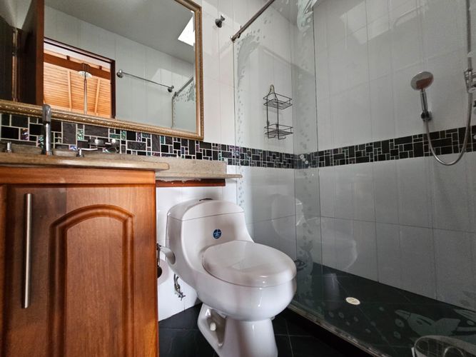 Casa de 7 alcobas en venta en Loma Del Chocho, Envigado, 350 m² · foto 2 de 24