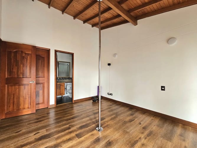 Casa de 7 alcobas en venta en Loma Del Chocho, Envigado, 350 m² · foto 3 de 24