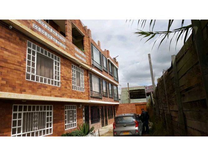 Casa de 9 alcobas en venta en Centro, Funza, 225 m² · foto 2 de 5