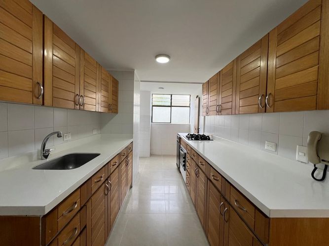 Apartamento de 3 alcobas en arriendo en El Poblado, Medellín, 138 m² · foto 3 de 15