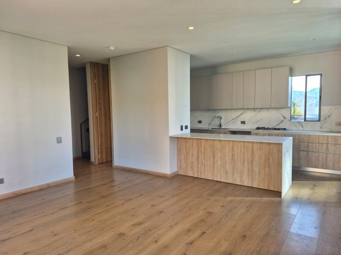 Apartamento de 3 alcobas en venta en Castropol, Medellín, 224 m² · foto 3 de 19