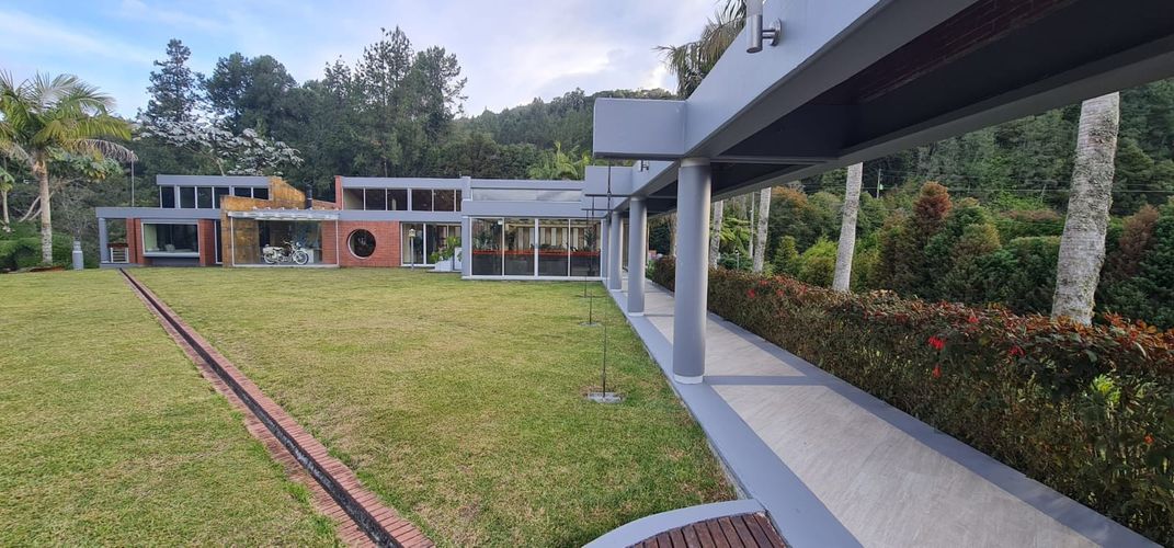 Casa de 5 alcobas en venta en Loma Del Chocho, Envigado, 480 m² · foto 2 de 24