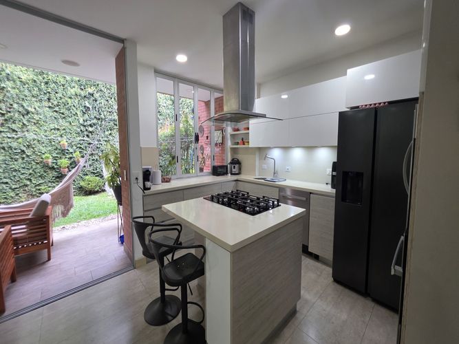 Casa de 3 alcobas en venta en El Esmeraldal, Envigado, 328 m² · foto 2 de 24