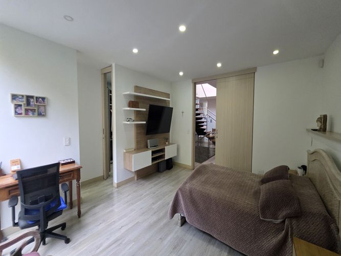 Casa de 3 alcobas en venta en El Esmeraldal, Envigado, 328 m² · foto 14 de 24