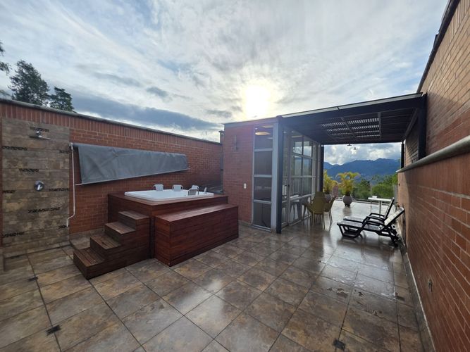 Casa de 3 alcobas en venta en El Esmeraldal, Envigado, 328 m² · foto 20 de 24