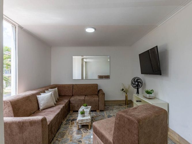 Casa de 5 alcobas en venta en Estadio, Medellín, 197 m² · foto 2 de 24