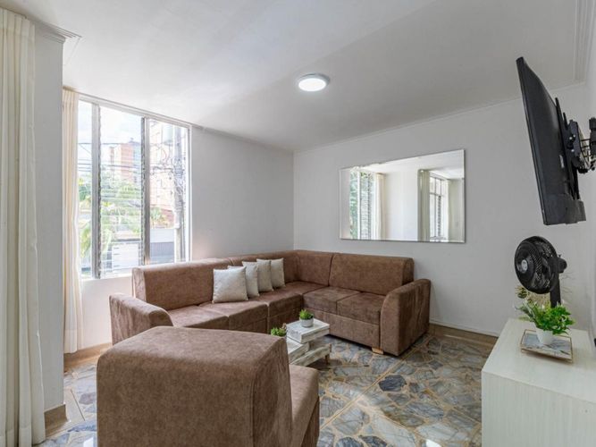 Casa de 5 alcobas en venta en Estadio, Medellín, 197 m² · foto 3 de 24