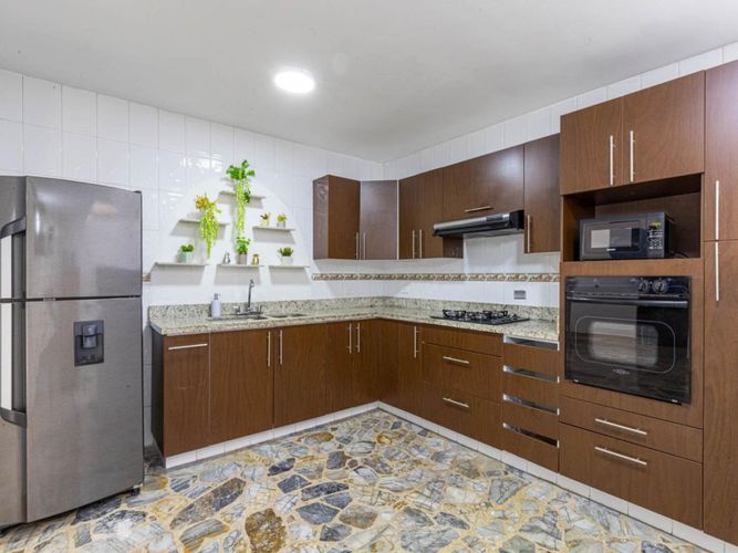 Casa de 5 alcobas en venta en Estadio, Medellín, 197 m² · foto 5 de 24