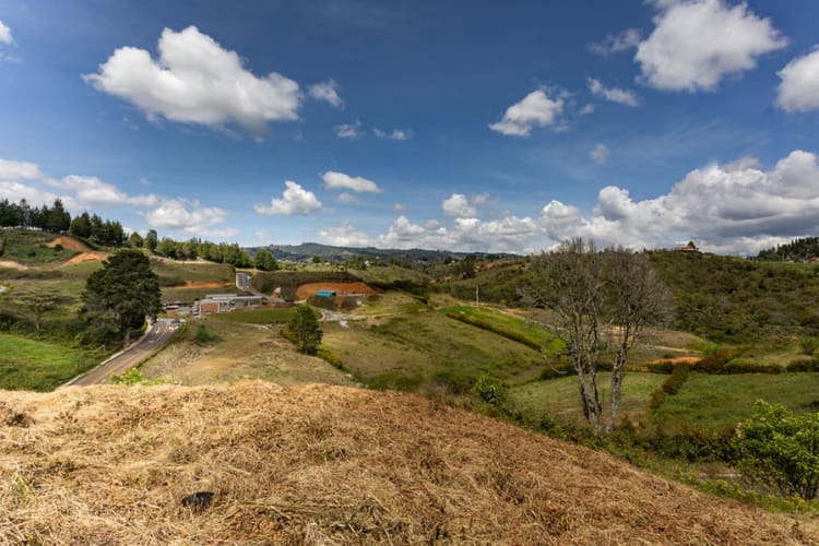 Lote en venta en La Mosquita, Guarne, 2216 m² · foto 2 de 5