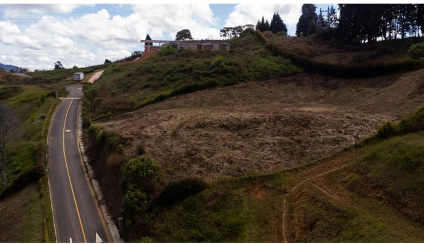Lote en venta en La Mosquita, Guarne, 2216 m² · foto 4 de 5
