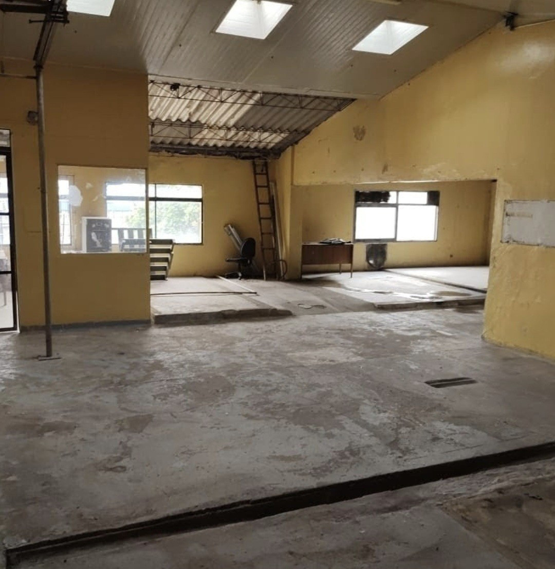Warehouse in Urbanizacion villa jardin i etapa (950 m²) for Sale - 2