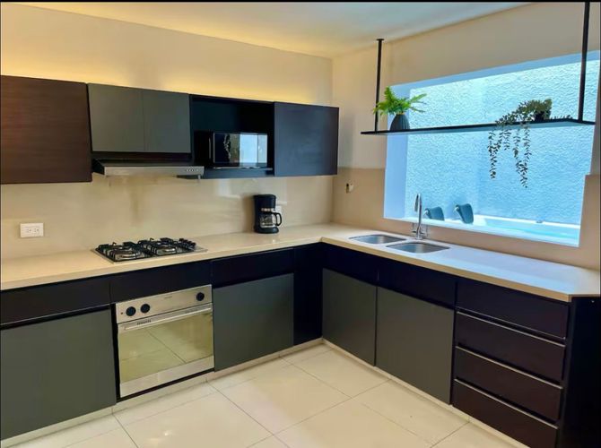 Casa de 5 alcobas en venta en El Tesoro, Medellín, 260 m² · foto 3 de 10