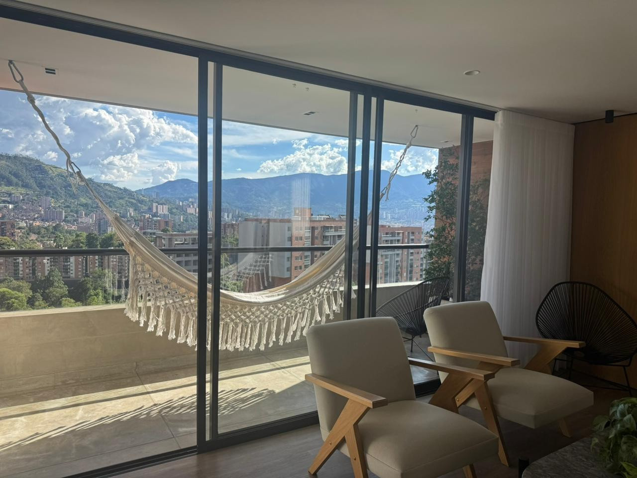 Apartamento en venta en Loma Del Esmeraldal, Envigado · foto 2 de 12