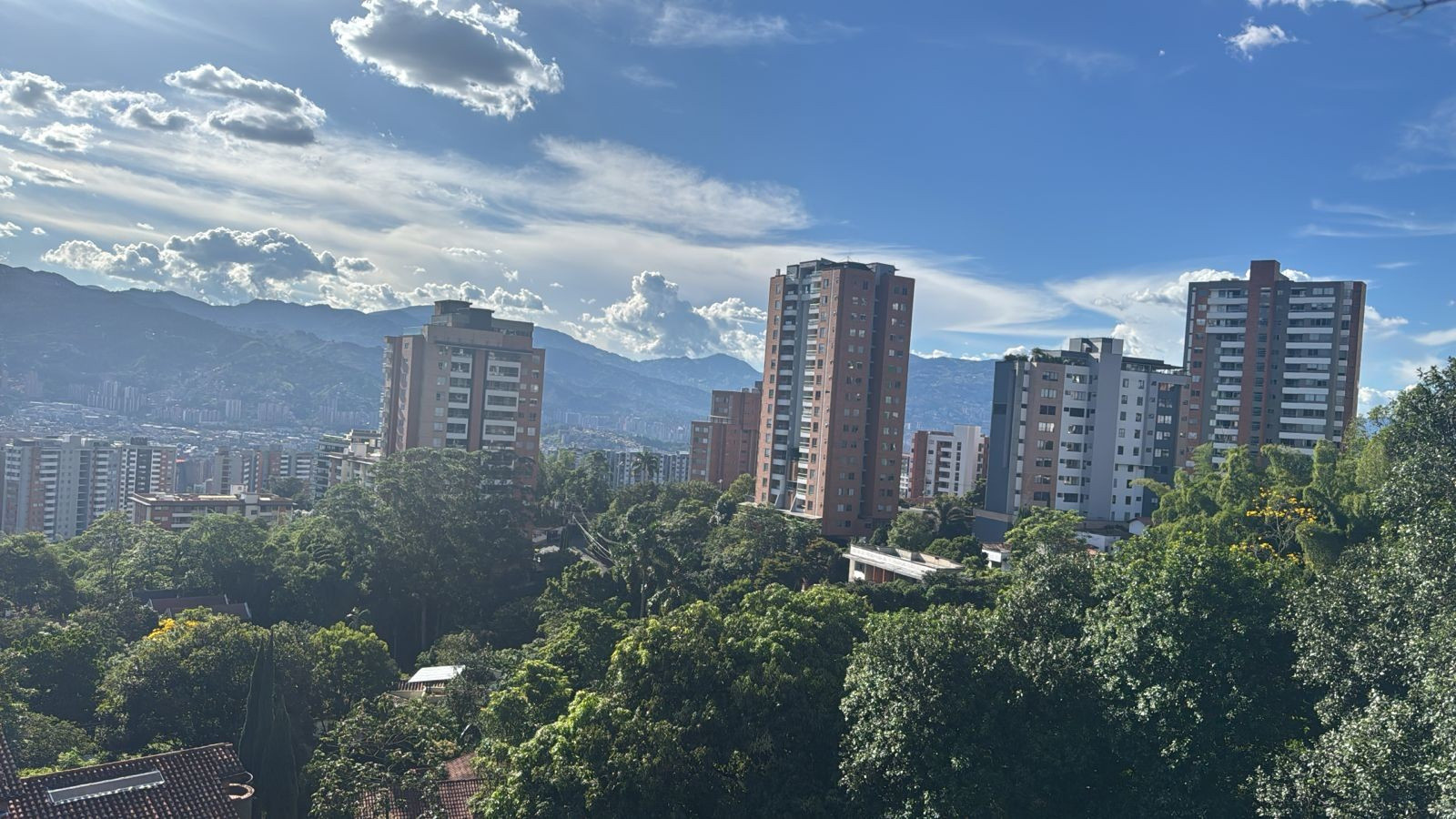 Apartamento en venta en Loma Del Esmeraldal, Envigado · foto 3 de 12