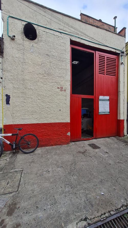 Bodega en venta en Caribe, Medellín, 244 m² · foto 2 de 8
