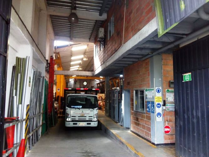 Bodega en venta en La Esmeralda, Itagüí, 1363 m² · foto 2 de 22