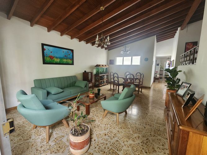 Casa de 4 alcobas en venta en El Velodromo, Medellín, 205 m² · foto 2 de 24