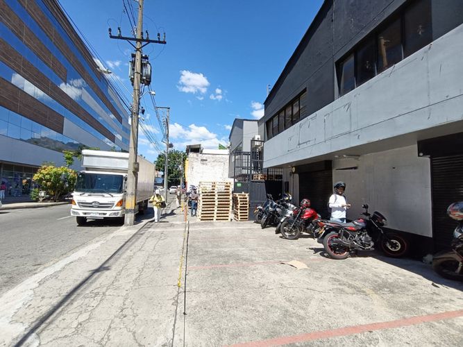 Bodega en venta en El Poblado, Medellín, 780 m² · foto 5 de 8