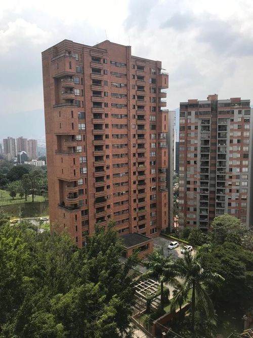 Apartamento de 4 alcobas en arriendo en El Poblado, Medellín, 226 m² · foto 2 de 23