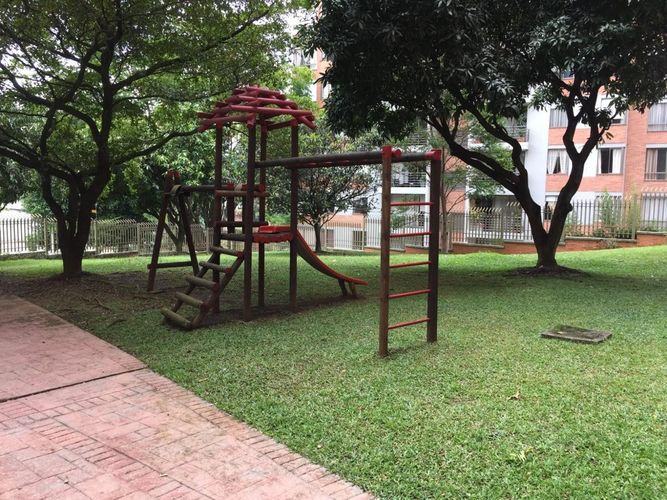 Apartamento de 4 alcobas en arriendo en El Poblado, Medellín, 226 m² · foto 17 de 23