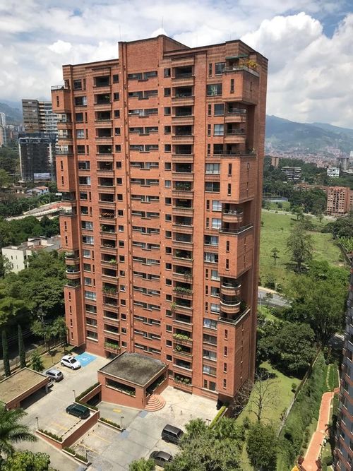 Apartamento de 4 alcobas en arriendo en El Poblado, Medellín, 226 m² · foto 19 de 23