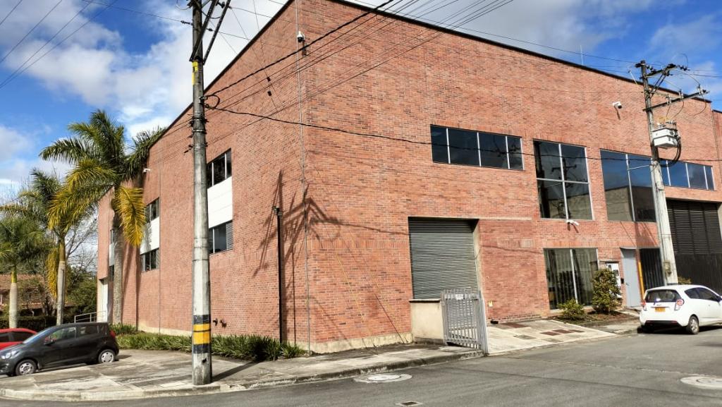 Warehouse in Aeropuerto (2015 m²) for Sale