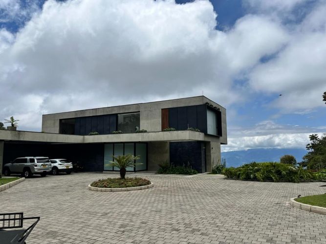 Casa de 4 alcobas en venta en Las Palmas, Medellín, 500 m² · foto 2 de 24