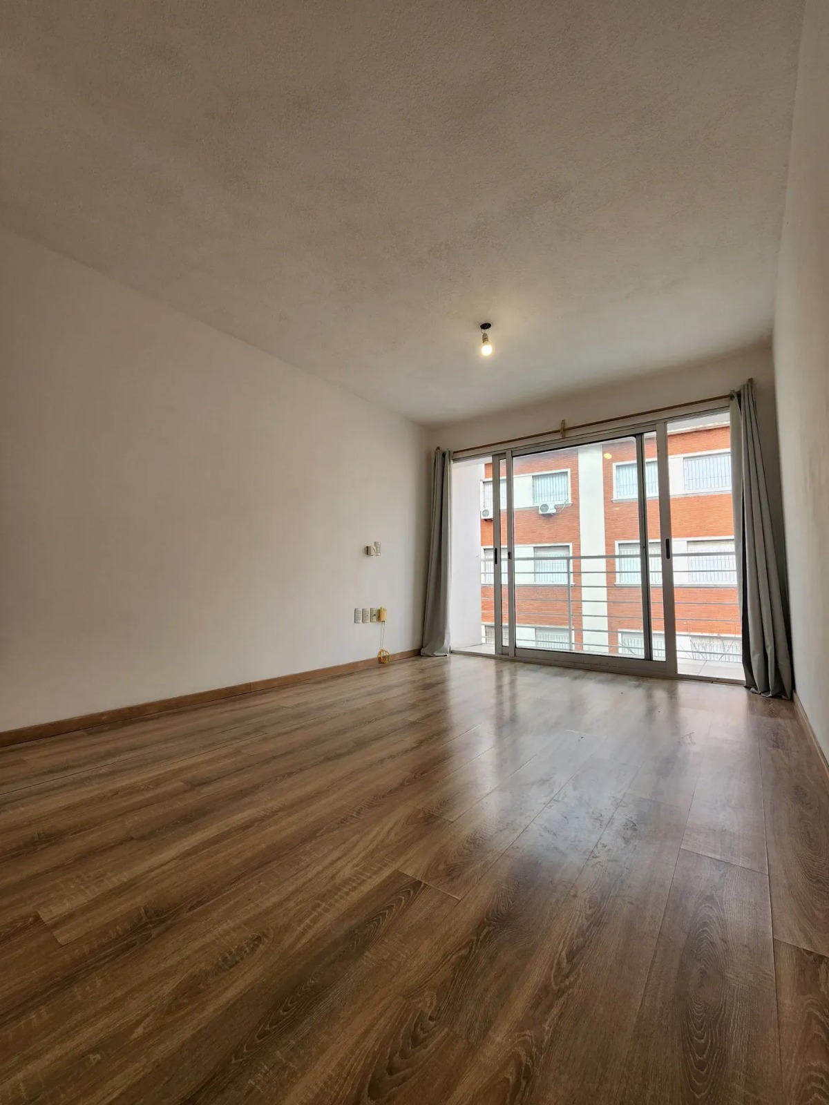 Monoambiente Con Cocina Definida Balcon Y Patio Uso Exclusivo, zona pocitos.