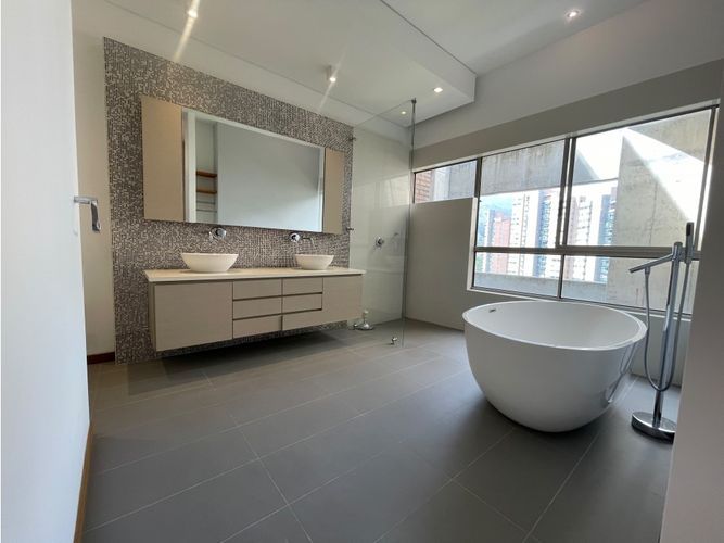 Apartamento de 3 alcobas en venta en Los Balsos, Medellín, 240 m² · foto 13 de 18