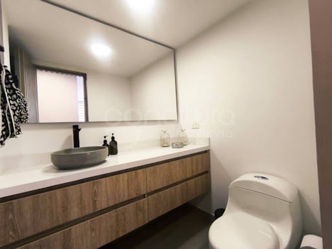 Apartamento de 3 alcobas en arriendo en Provenza, Medellín, 200 m² · foto 18 de 24